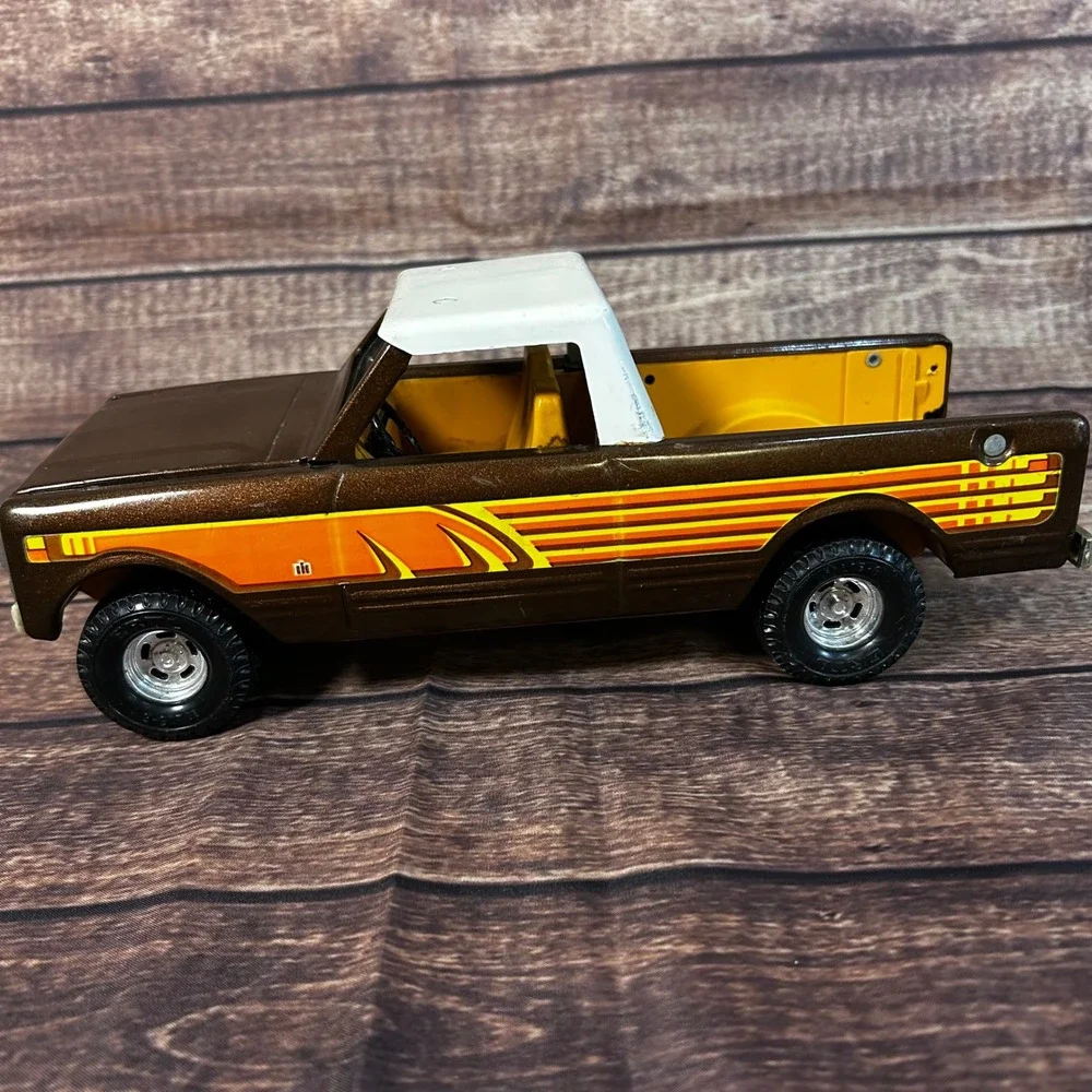 Vintage Ertl International Scout II Brown Terra Pickup Truck and Horse Trailer